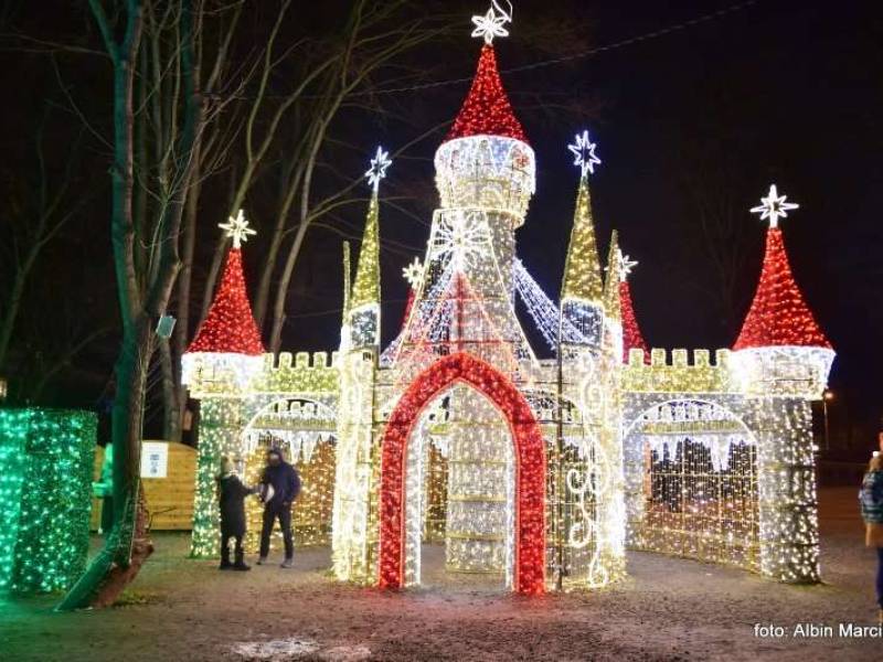 Ogrody Światła - Magiczna Podróż w Zamku Topacz