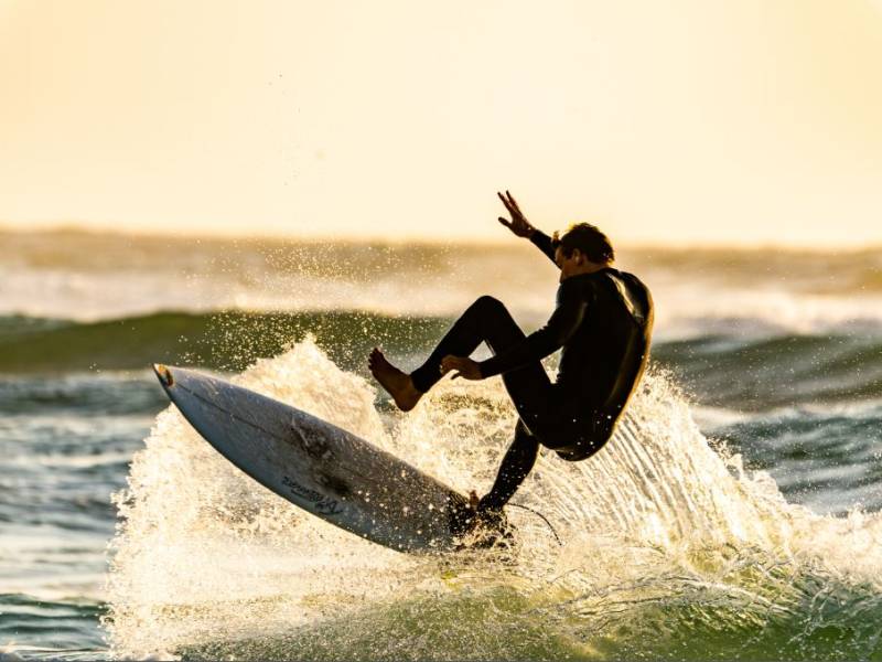 Kitesurfing. Czym charakteryzuje się ten sport i kto może go uprawiać? 