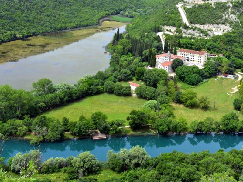 Serbski klasztor prawosławny Krka z 1345 w Chorwacji