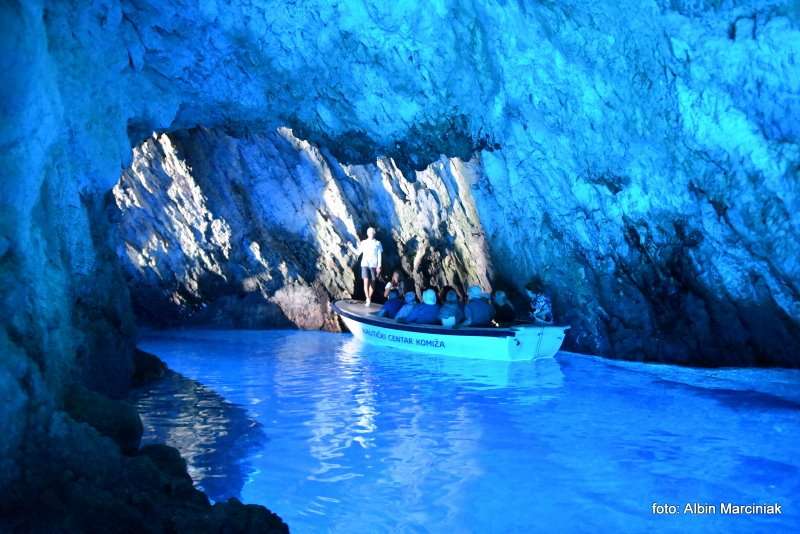 Blekitna Jaskinia Wyspa Vis Geopark Archipelag Viski Chorwacja UNESCO 9