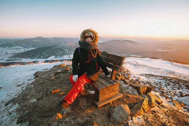 główne woman in ski clothing outdoors on a view point on 2022 03 02 10 18 04 utc