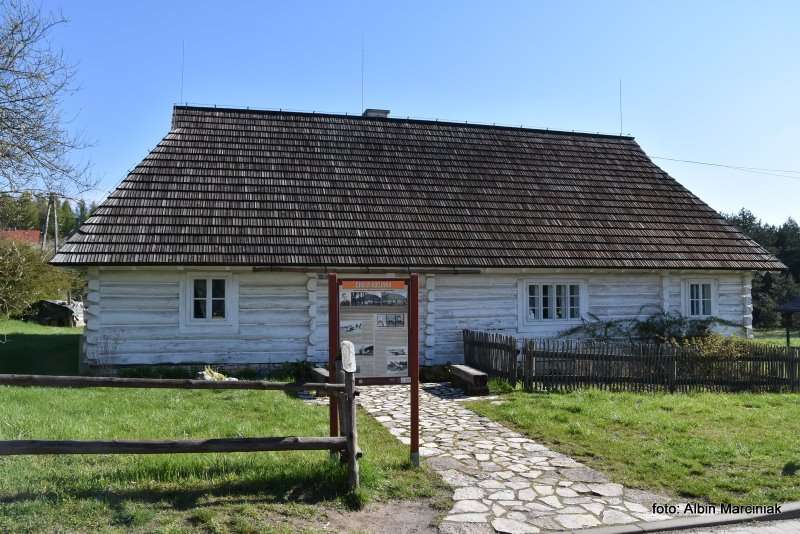 Zabytkowa drewniana Chata Kocjana skansen w Rabsztynie kolo Olkusza Malopolska 1