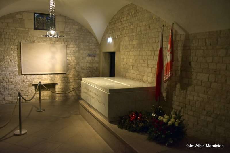 krypty na Wawelu Sarkofag Lecha i Marii Kaczyńskich na Wawelu