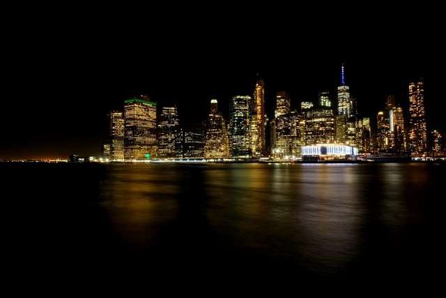 Zdj 2. Nocna panorama Manhattanu