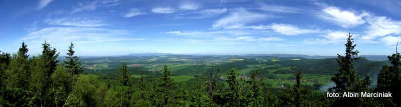 widok ze Szczelińca na kotlinęi w oddali Góry Sowie 2